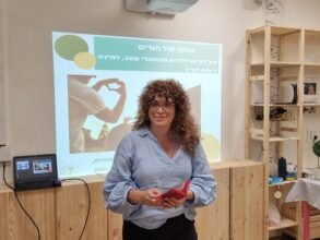 אורית ענבר במהלך הרצאה הרצאות ולצוותים חינוכיים