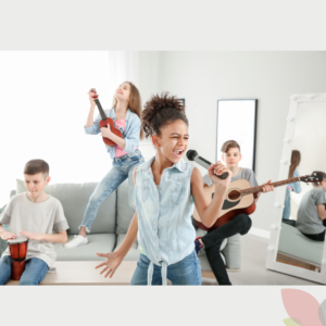קבוצת ילדים שרים מנגנים ונהנים ביחד