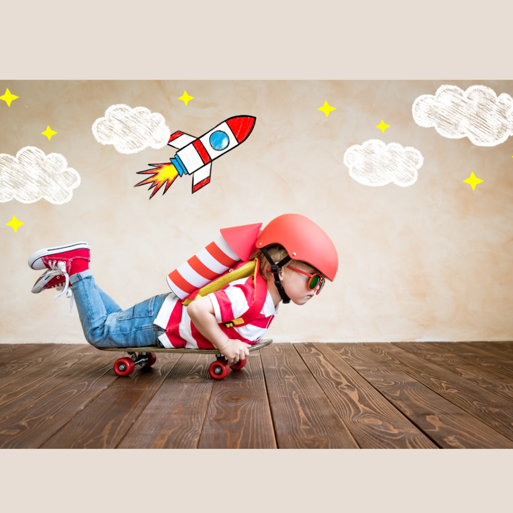 ילד מחופש לגיבור שוכב על לוח עם גלגלים ונוסע מעליו טיל