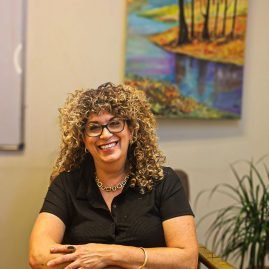 אורית ענבר בעלים והמנהלת המקצועית של המרכז. תמונת פרופיל